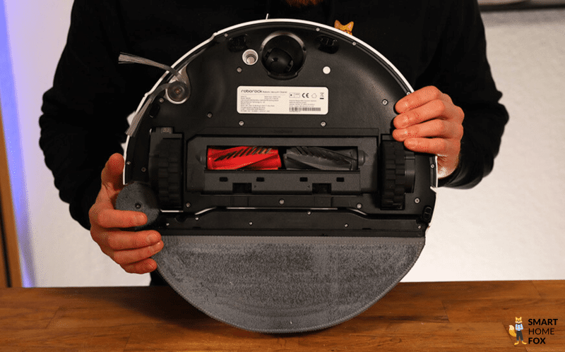 Die Wischtechnologie des Roborock Saros 10 ist von unten zu sehen.